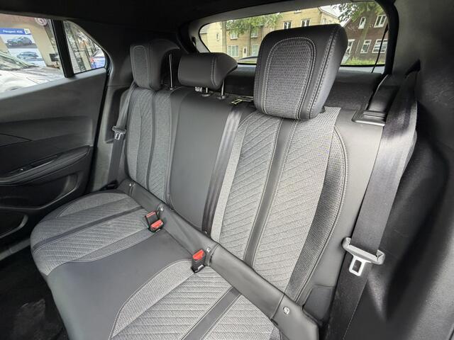 Peugeot 2008 Benzine 100 Pk  Draadloos Aple Carplay / Android Auto  Climate & Cruise Control  Parkeersensoren Voor en Achter  Vingerhoets; Vierde Generatie Ee