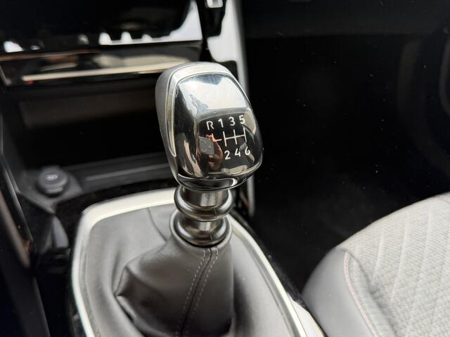 Peugeot 2008 Benzine 100 Pk  Draadloos Aple Carplay / Android Auto  Climate & Cruise Control  Parkeersensoren Voor en Achter  Vingerhoets; Vierde Generatie Ee