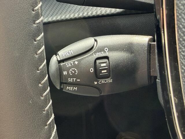 Peugeot 2008 Benzine 100 Pk  Draadloos Aple Carplay / Android Auto  Climate & Cruise Control  Parkeersensoren Voor en Achter  Vingerhoets; Vierde Generatie Ee
