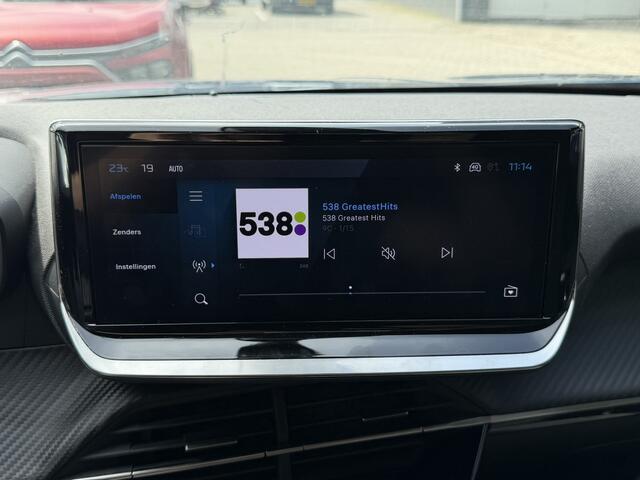 Peugeot 2008 Benzine 100 Pk  Draadloos Aple Carplay / Android Auto  Climate & Cruise Control  Parkeersensoren Voor en Achter  Vingerhoets; Vierde Generatie Ee