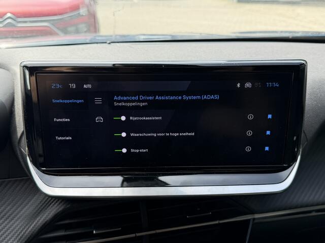 Peugeot 2008 Benzine 100 Pk  Draadloos Aple Carplay / Android Auto  Climate & Cruise Control  Parkeersensoren Voor en Achter  Vingerhoets; Vierde Generatie Ee