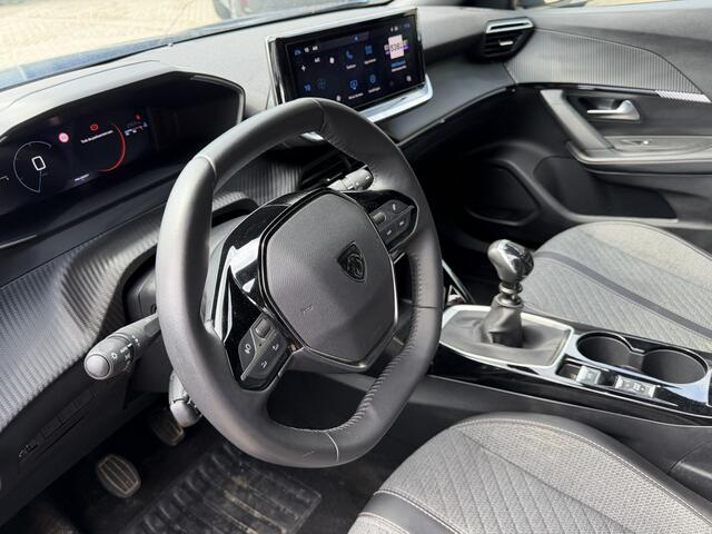 Peugeot 2008 Benzine 100 Pk  Draadloos Aple Carplay / Android Auto  Climate & Cruise Control  Parkeersensoren Voor en Achter  Vingerhoets; Vierde Generatie Ee