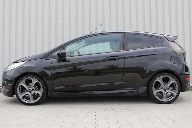 Ford Fiesta 1.6 Metal | Cruise control | Stoelverwarming | Sportpakket | Lederen bekleding | Climate control | Voorruit verwarmd | Bluetooth | Lichtmetalen