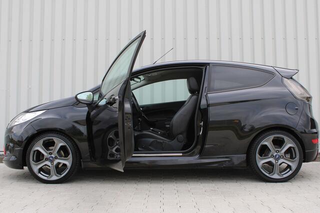 Ford Fiesta 1.6 Metal | Cruise control | Stoelverwarming | Sportpakket | Lederen bekleding | Climate control | Voorruit verwarmd | Bluetooth | Lichtmetalen