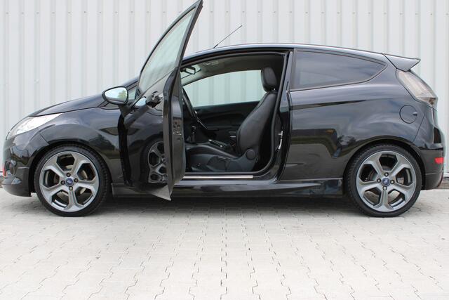 Ford Fiesta 1.6 Metal | Cruise control | Stoelverwarming | Sportpakket | Lederen bekleding | Climate control | Voorruit verwarmd | Bluetooth | Lichtmetalen