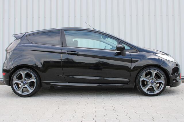 Ford Fiesta 1.6 Metal | Cruise control | Stoelverwarming | Sportpakket | Lederen bekleding | Climate control | Voorruit verwarmd | Bluetooth | Lichtmetalen