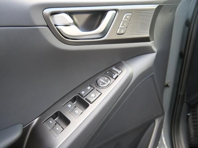 Hyundai Ioniq Premium EV 38 kWh Automaat Stoelverwarming / Camera / LED / Navigatie / SOH 95,8 %