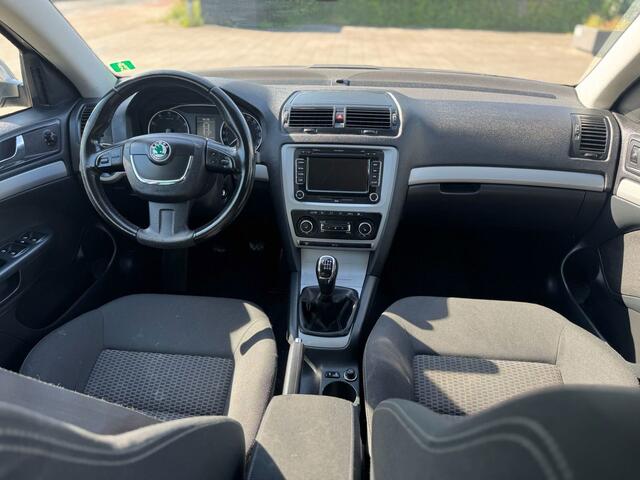 Skoda Octavia Combi 1.2 TSI Comfort/airco/Trekhaak/navigatie/cruise Controle/parkeersensoren achter/ stoelverwarming/e apk