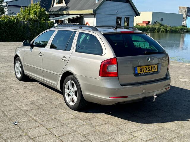 Skoda Octavia Combi 1.2 TSI Comfort/airco/Trekhaak/navigatie/cruise Controle/parkeersensoren achter/ stoelverwarming/e apk