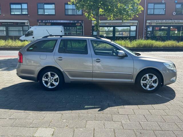 Skoda Octavia Combi 1.2 TSI Comfort/airco/Trekhaak/navigatie/cruise Controle/parkeersensoren achter/ stoelverwarming/e apk