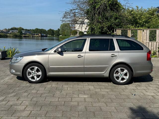 Skoda Octavia Combi 1.2 TSI Comfort/airco/Trekhaak/navigatie/cruise Controle/parkeersensoren achter/ stoelverwarming/e apk
