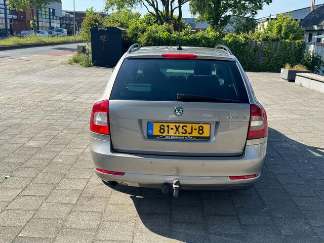 Skoda Octavia Combi 1.2 TSI Comfort/airco/Trekhaak/navigatie/cruise Controle/parkeersensoren achter/ stoelverwarming/e apk