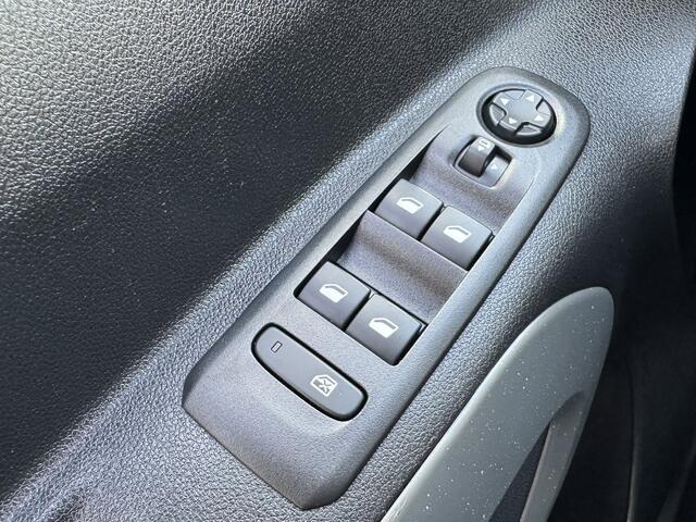 Citroen Berlingo XL 1.2 PureTech Shine 7p Trekhaak All-Season Banden, Carplay, Navi, Parkeersensoren, Climate Control