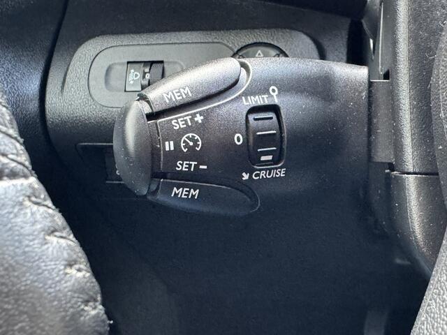 Citroen Berlingo XL 1.2 PureTech Shine 7p Trekhaak All-Season Banden, Carplay, Navi, Parkeersensoren, Climate Control