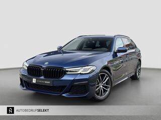 BMW 5-SERIE Touring 530e xDrive M-Sport | Trekhaak | 360 | Elektrische stoelen | Shadow Line | Sfeerverlichting | Carplay | Memory