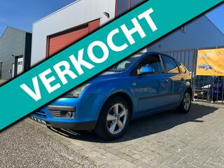 FORD FOCUS 1.6-16V First Edition �799 Carplay