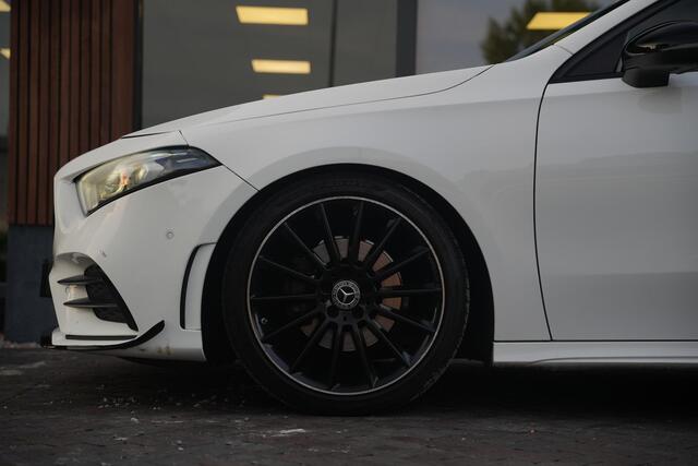 Mercedes-Benz A-Klasse 200 Launch Edition Premium Plus AMG panoramadak AMBIENT Apple Carplay Brake assist Camera Multimedia Getint glas 19L.M. Cruise Navi