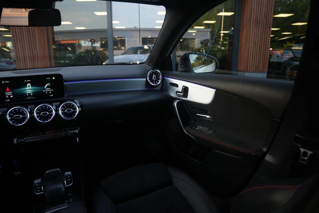 Mercedes-Benz A-Klasse 200 Launch Edition Premium Plus AMG panoramadak AMBIENT Apple Carplay Brake assist Camera Multimedia Getint glas 19L.M. Cruise Navi