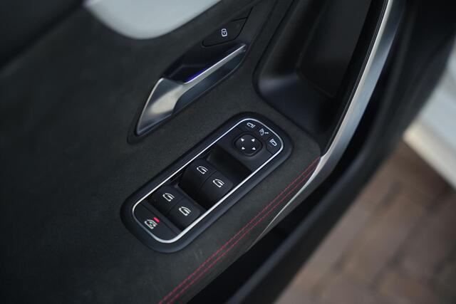 Mercedes-Benz A-Klasse 200 Launch Edition Premium Plus AMG panoramadak AMBIENT Apple Carplay Brake assist Camera Multimedia Getint glas 19L.M. Cruise Navi
