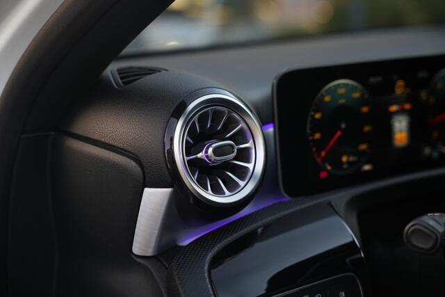 Mercedes-Benz A-Klasse 200 Launch Edition Premium Plus AMG panoramadak AMBIENT Apple Carplay Brake assist Camera Multimedia Getint glas 19L.M. Cruise Navi
