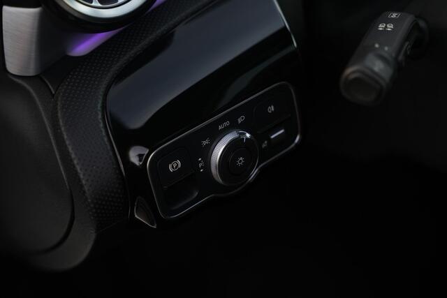 Mercedes-Benz A-Klasse 200 Launch Edition Premium Plus AMG panoramadak AMBIENT Apple Carplay Brake assist Camera Multimedia Getint glas 19L.M. Cruise Navi