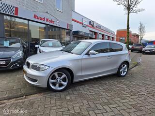 BMW 1-SERIE 118i BUSINESS LINE / Nieuwe distributie / Parkeersensoren /