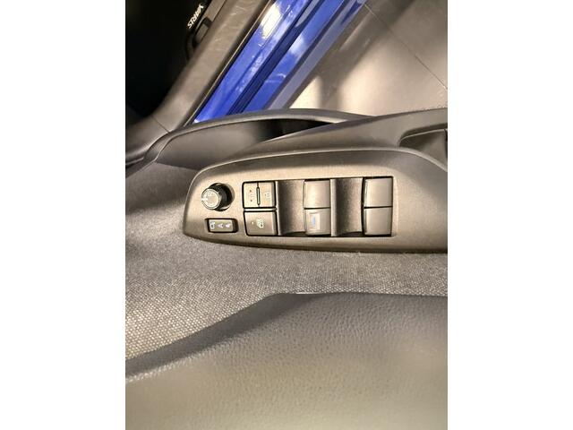 Toyota Yaris 1.5 Hybrid 115 Style Bi-Tone Limited | Head-up display | Dodehoekdetectie | Parkeersensoren voor en achter | Apple Carplay |
