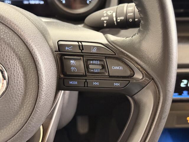 Toyota Yaris 1.5 Hybrid 115 Style Bi-Tone Limited | Head-up display | Dodehoekdetectie | Parkeersensoren voor en achter | Apple Carplay |
