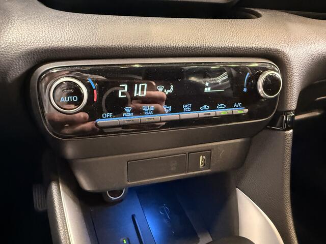 Toyota Yaris 1.5 Hybrid 115 Style Bi-Tone Limited | Head-up display | Dodehoekdetectie | Parkeersensoren voor en achter | Apple Carplay |