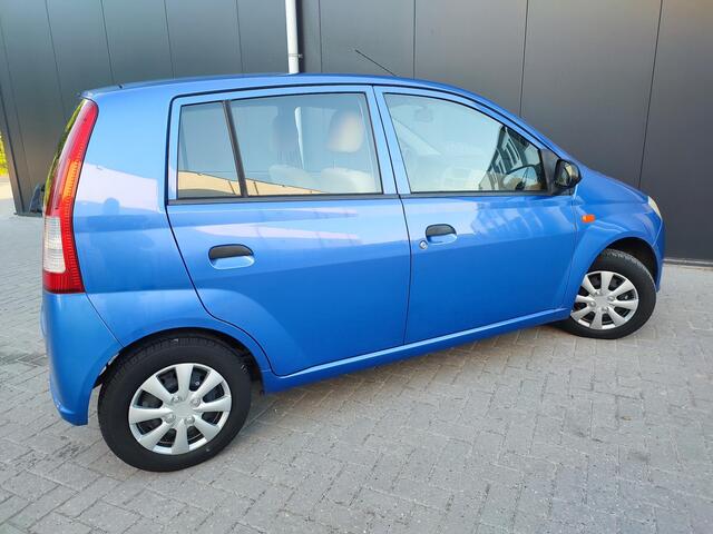 Daihatsu Cuore 1.0-12V 5d. Anniversary | NW. DISTR.+KOPPELING 5-DEURS Boekjes 2009| RIJKLAAR