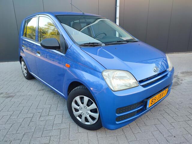 Daihatsu Cuore 1.0-12V 5d. Anniversary | NW. DISTR.+KOPPELING 5-DEURS Boekjes 2009| RIJKLAAR