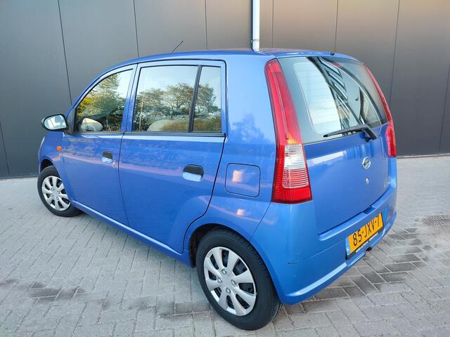 Daihatsu Cuore 1.0-12V 5d. Anniversary | NW. DISTR.+KOPPELING 5-DEURS Boekjes 2009| RIJKLAAR