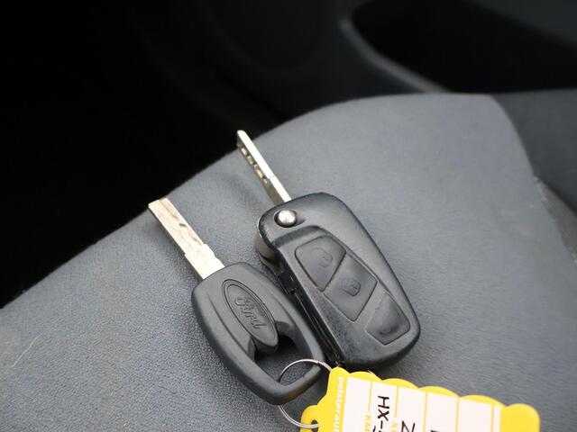 Ford KA 1.2 TITANIUM + L.M. VELGEN | AIRCO | MISTLAMPEN | ELEKTR. RAMEN