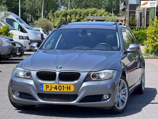 BMW 3-SERIE Touring 320i High Executive | Panoramadak | Parkeersensoren | Leder stoelen | Xenon | 17 inch | Navigatie | Bluethooth