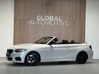 BMW 2-SERIE Cabrio M235i - AUTOMAAT - PARELMOER WIT - LEER - NAVIGATIE - HARMAN KARDON - M PERFORMANCE UITLAAT