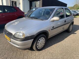 OPEL CORSA 1.2i-16V Strada 1999 � 950.- 1 JR. APK, ZO MEE.