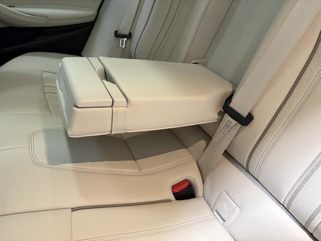 BMW 5-Serie Touring 530e xDrive High Executive M Sport, Softclose, Luchtvering, Laser, Pano, 19 inch, Afn. trekhaak, Camera, Cruise, Elect stuurkolom, Har
