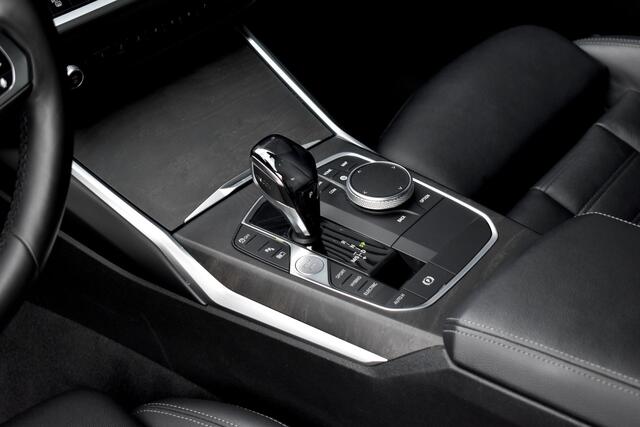 BMW 3-Serie 330e M Sport Individual | 19'' Wielen | Lederen Bekleding | CarPlay | Audio Media Pack | 1e Eigenaar |
