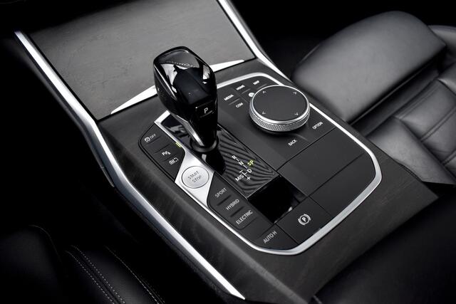 BMW 3-Serie 330e M Sport Individual | 19'' Wielen | Lederen Bekleding | CarPlay | Audio Media Pack | 1e Eigenaar |