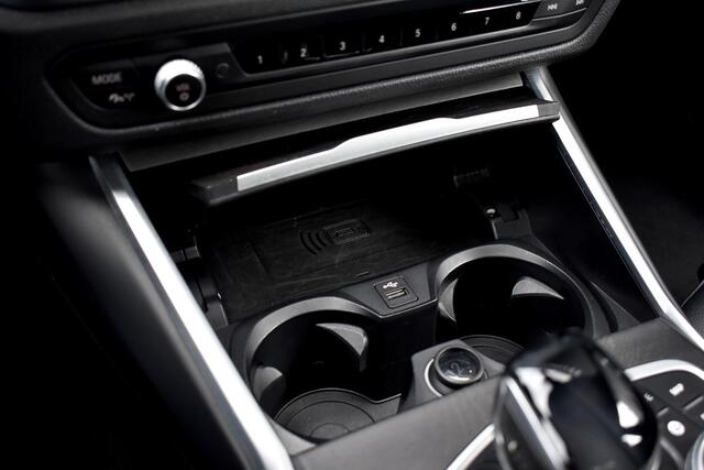 BMW 3-Serie 330e M Sport Individual | 19'' Wielen | Lederen Bekleding | CarPlay | Audio Media Pack | 1e Eigenaar |