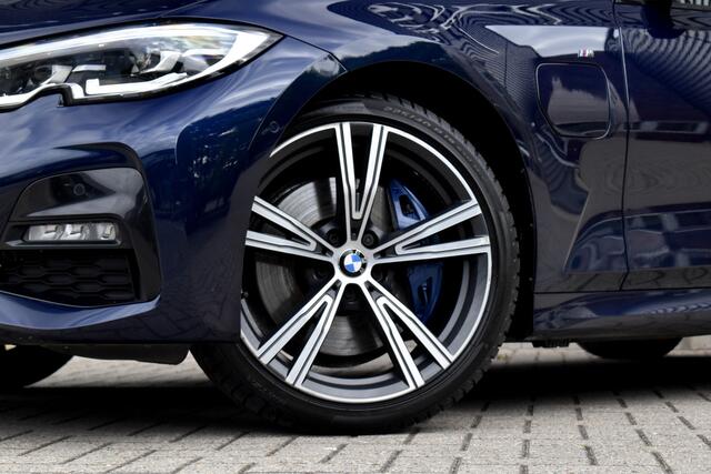 BMW 3-Serie 330e M Sport Individual | 19'' Wielen | Lederen Bekleding | CarPlay | Audio Media Pack | 1e Eigenaar |
