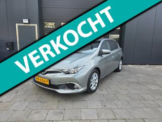 TOYOTA AURIS 1.8 Hybrid Executive | Parkeer sensoren | Leder | Camera | Cruise | Clima | Stoelverm.