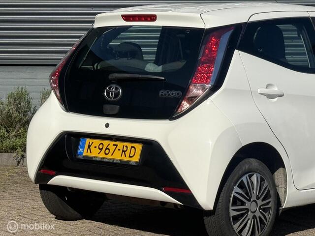 Toyota Aygo 1.0 VVT-i x-play - Multimedia - Camera - Cruise Control -