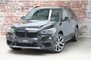 BMW X1 sDrive20i High Executive Automaat / Navigatiesysteem Plus / Panoramadak / Leder / Head-Up Display / LED / Elektrisch Verstelbare Sportstoelen / Bluetooth / Shadow Line / Parkeersensoren / Climate Control / Stoelverwarming