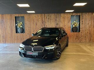BMW 5-SERIE Touring 520d Business Edition Plus / Camera / Stuurverwarming / Sfeerverlichting / Carplay / DAB / Leder