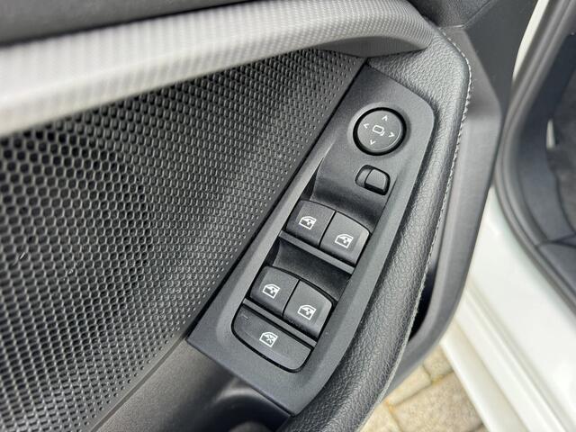 BMW 1-Serie 118i High Executive Edition M-Sport Facelift Schuifdak / Stoelverwarming