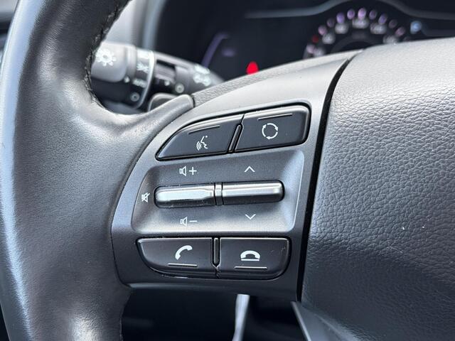 Hyundai Kona EV Premium 64 kWh SOH 100 % 1 Fase / Lichtmetalen velgen 17 / Cruise control adaptief met Stop&Go en stuurhulp / Airco automatisch /