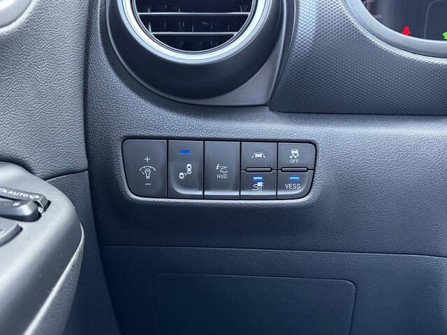 Hyundai Kona EV Premium 64 kWh SOH 100 % 1 Fase / Lichtmetalen velgen 17 / Cruise control adaptief met Stop&Go en stuurhulp / Airco automatisch /