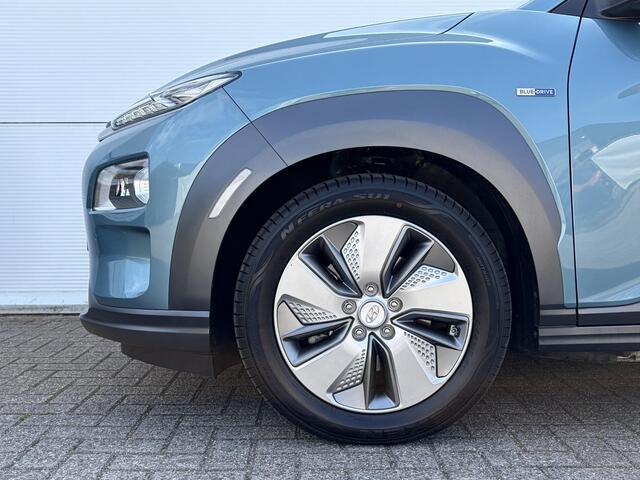 Hyundai Kona EV Premium 64 kWh SOH 100 % 1 Fase / Lichtmetalen velgen 17 / Cruise control adaptief met Stop&Go en stuurhulp / Airco automatisch /