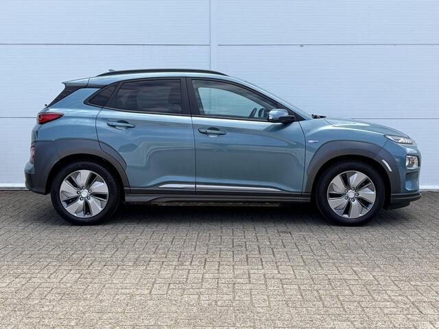 Hyundai Kona EV Premium 64 kWh SOH 100 % 1 Fase / Lichtmetalen velgen 17 / Cruise control adaptief met Stop&Go en stuurhulp / Airco automatisch /